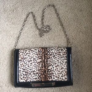 Leopard and black patent clutch. Removable chain